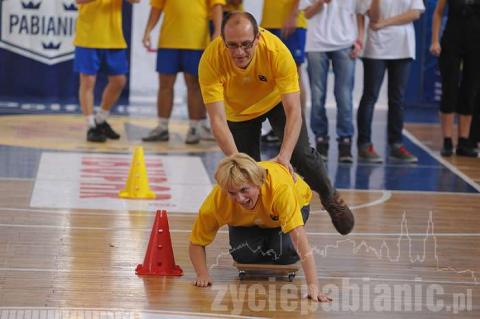 Nauczyciele, dyrektorzy i urzędnicy z oświaty rywalizowali w konkurencjach sportowych