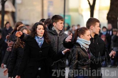 Uczniowie klas maturalnych zatańczyli poloneza przed Urzędem Miejskim.