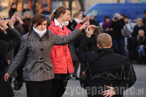 Uczniowie klas maturalnych zatańczyli poloneza przed Urzędem Miejskim.