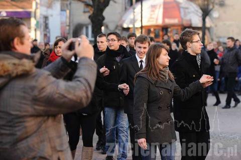 Uczniowie klas maturalnych zatańczyli poloneza przed Urzędem Miejskim.