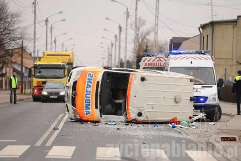 Tragiczny wypadek karetki w Konstantynowie Łódzkim. Pacjentka wypadła z karetki. Nie przeżyła.