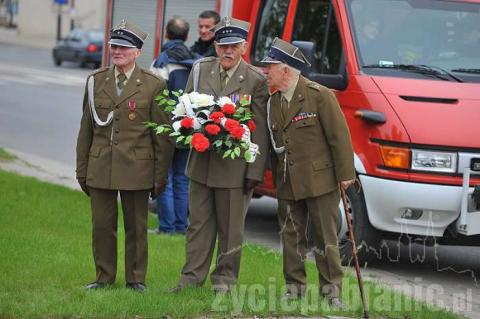 Świętowaliśmy uchwalenie Konstytucji 3 Maja przed pomnikiem Legionisty