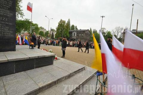 Świętowaliśmy uchwalenie Konstytucji 3 Maja przed pomnikiem Legionisty