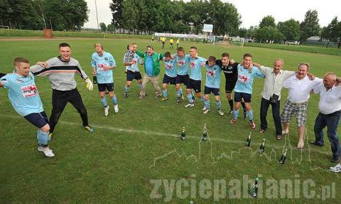 Włókniarz Pabianice świętował dziś awans do IV ligi. Był szampan i podrzucanie trenera.