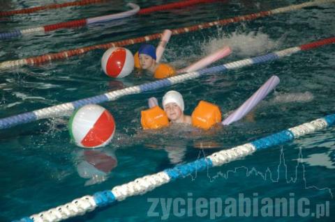 W czwartek na naszej pływalni ścigały się przedszkolaki