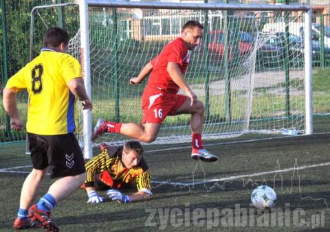 ​Mecz pokazowy z udziałem byłych świetnych piłkarzy Widzewa. Gwiazdy zmierzyły się z drużyną samorządowców (12:4)