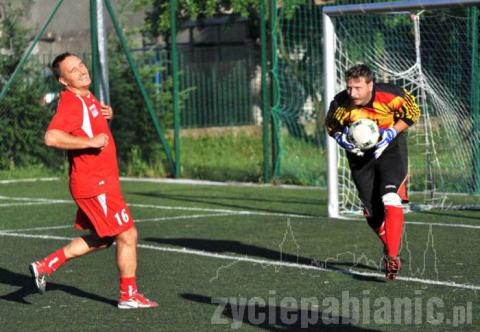 ​Mecz pokazowy z udziałem byłych świetnych piłkarzy Widzewa. Gwiazdy zmierzyły się z drużyną samorządowców (12:4)