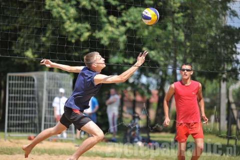 W turnieju siatkówki plażowej grało 14 drużyn