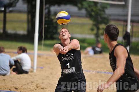 W turnieju siatkówki plażowej grało 14 drużyn