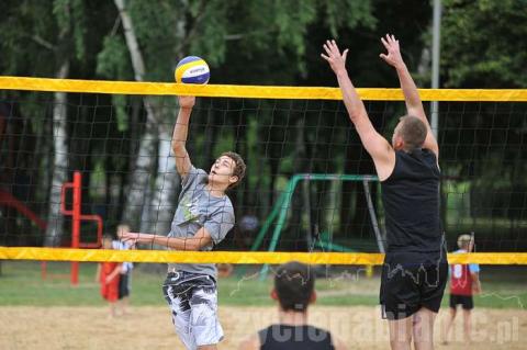 W turnieju siatkówki plażowej grało 14 drużyn