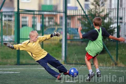 Drużyna Smerfów (niebieskie koszulki) wygrała eliminacje miejskie w grupie 9-11 lat.