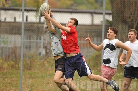 Pabianicka drużyna rugby pokazała licealistom jak zaliczać przyłożenia.