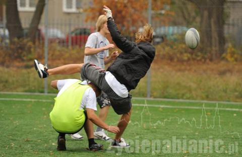 Pabianicka drużyna rugby pokazała licealistom jak zaliczać przyłożenia.