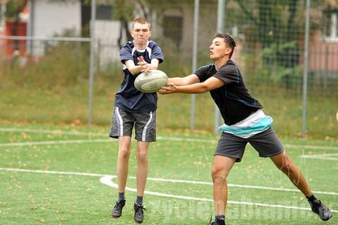 Pabianicka drużyna rugby pokazała licealistom jak zaliczać przyłożenia.