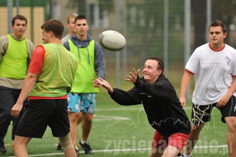 Pabianicka drużyna rugby pokazała licealistom jak zaliczać przyłożenia.