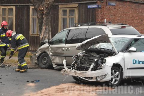 Dwa samochody zderzyły się na skrzyżowaniu Ossowskiego i Jaszuńskiego. Bmw wjechało w barierki na Świetlickiego