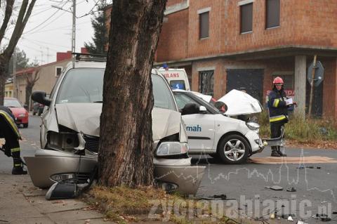 Dwa samochody zderzyły się na skrzyżowaniu Ossowskiego i Jaszuńskiego. Bmw wjechało w barierki na Świetlickiego