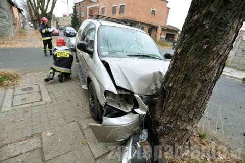 Dwa samochody zderzyły się na skrzyżowaniu Ossowskiego i Jaszuńskiego. Bmw wjechało w barierki na Świetlickiego