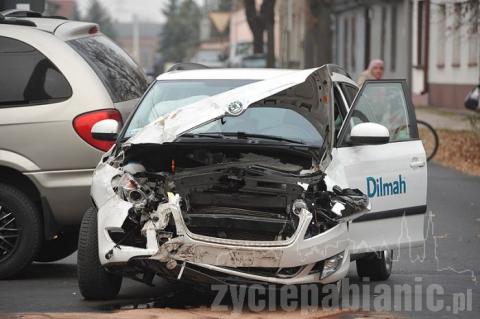 Dwa samochody zderzyły się na skrzyżowaniu Ossowskiego i Jaszuńskiego. Bmw wjechało w barierki na Świetlickiego