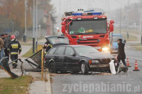 Dwa samochody zderzyły się na skrzyżowaniu Ossowskiego i Jaszuńskiego. Bmw wjechało w barierki na Świetlickiego