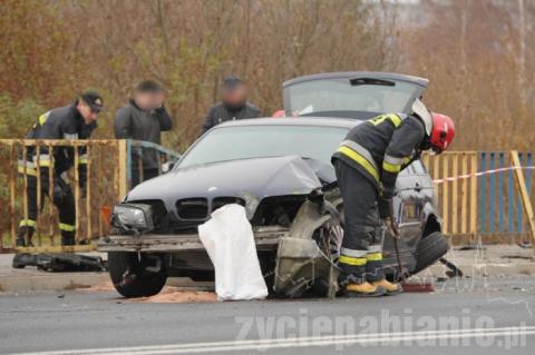 Dwa samochody zderzyły się na skrzyżowaniu Ossowskiego i Jaszuńskiego. Bmw wjechało w barierki na Świetlickiego