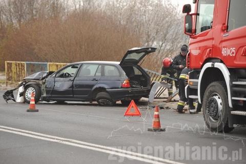 Dwa samochody zderzyły się na skrzyżowaniu Ossowskiego i Jaszuńskiego. Bmw wjechało w barierki na Świetlickiego