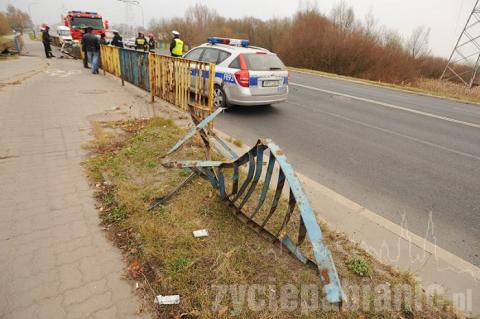 Dwa samochody zderzyły się na skrzyżowaniu Ossowskiego i Jaszuńskiego. Bmw wjechało w barierki na Świetlickiego