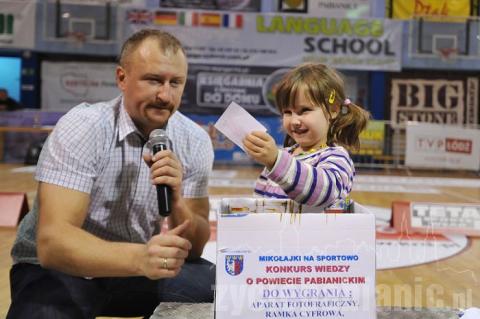 Halę koszykówki przy ul. Grota-Roweckiego wypełnił tłum kibiców i sportowców. Od godziny 16.00 do 20.00 trwała impreza zorganizowana przez powiat – Mikołajki na sportowo.