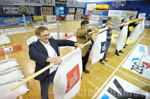 Halę koszykówki przy ul. Grota-Roweckiego wypełnił tłum kibiców i sportowców. Od godziny 16.00 do 20.00 trwała impreza zorganizowana przez powiat – Mikołajki na sportowo.