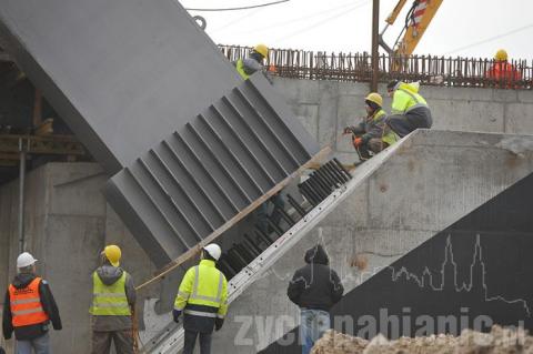 Potężny 80-tonowy dźwig montuje przęsła na wiadukcie obwodnicy Pabianic. Jeden z elementów waży 58 ton.