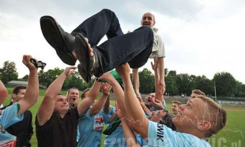 Włókniarz Pabianice świętował dziś awans do IV ligi. Był szampan i podrzucanie trenera.