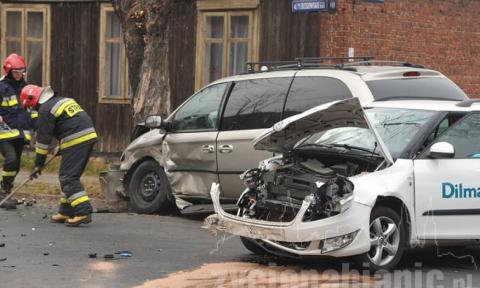 Dwa samochody zderzyły się na skrzyżowaniu Ossowskiego i Jaszuńskiego. Bmw wjechało w barierki na Świetlickiego