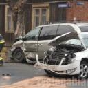 Dwa samochody zderzyły się na skrzyżowaniu Ossowskiego i Jaszuńskiego. Bmw wjechało w barierki na Świetlickiego