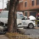 Dwa samochody zderzyły się na skrzyżowaniu Ossowskiego i Jaszuńskiego. Bmw wjechało w barierki na Świetlickiego