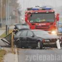 Dwa samochody zderzyły się na skrzyżowaniu Ossowskiego i Jaszuńskiego. Bmw wjechało w barierki na Świetlickiego