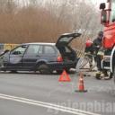 Dwa samochody zderzyły się na skrzyżowaniu Ossowskiego i Jaszuńskiego. Bmw wjechało w barierki na Świetlickiego