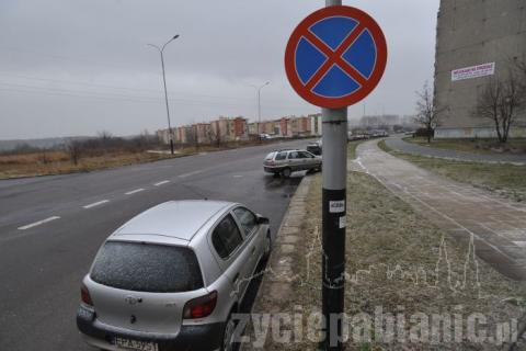 Rok temu był tu duży parking. Teraz rośnie w tym miejscu market Dino. Czy przegoni zmotoryzowanych z parkowania wzdłuż Jankego?