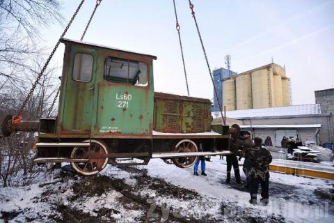 Prawie 50-letnią lokomotywę manewrową potężny dźwig ustawił na składzie złomu. To będzie eksponat. 