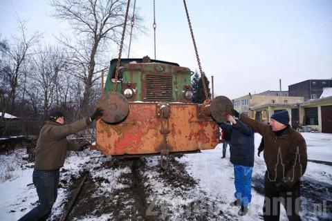 Prawie 50-letnią lokomotywę manewrową potężny dźwig ustawił na składzie złomu. To będzie eksponat. 