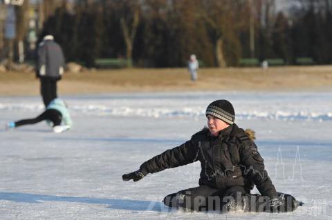 Miłośnicy łyżew mają gdzie pojeździć. Codziennie przez siedem dni w tygodniu będzie działać lodowisko na terenie Miejskiego Ośrodka Sportu i Rekreacji (ul. Bugaj 110).