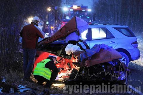 Czołowe zderzenie dwóch samochodów. Jedna osoba nie żyje.