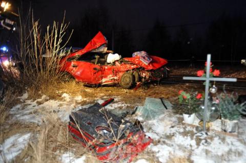 Czołowe zderzenie dwóch samochodów. Jedna osoba nie żyje.