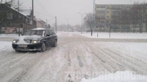 Od rana Pabianice są zasypywanie śniegiem. Pługów nie widać. Dyrektora Wołosza też nie ma. 