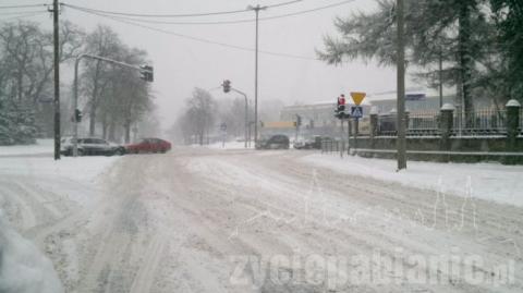 Od rana Pabianice są zasypywanie śniegiem. Pługów nie widać. Dyrektora Wołosza też nie ma. 