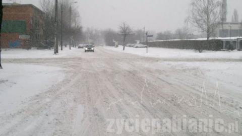 Od rana Pabianice są zasypywanie śniegiem. Pługów nie widać. Dyrektora Wołosza też nie ma. 