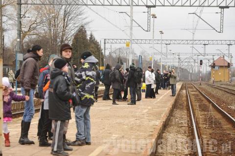 Pociąg przyjechał z Łodzi pełny. Nie było miejsc siedzących. Wielu pasażerów stało w korytarzach. Mimo to pasażerowie nie narzekali. 