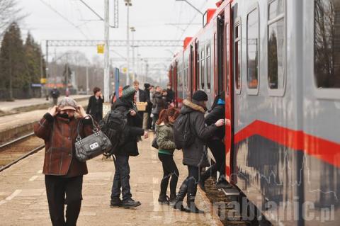 Pociąg przyjechał z Łodzi pełny. Nie było miejsc siedzących. Wielu pasażerów stało w korytarzach. Mimo to pasażerowie nie narzekali. 