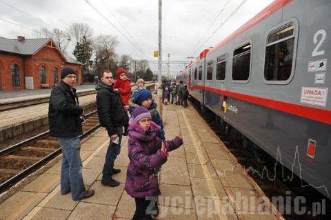 Pociąg przyjechał z Łodzi pełny. Nie było miejsc siedzących. Wielu pasażerów stało w korytarzach. Mimo to pasażerowie nie narzekali. 