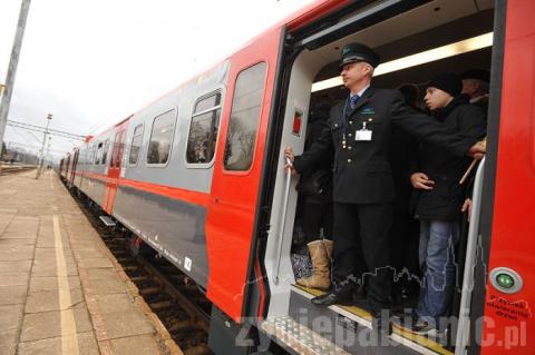 Pociąg przyjechał z Łodzi pełny. Nie było miejsc siedzących. Wielu pasażerów stało w korytarzach. Mimo to pasażerowie nie narzekali. 