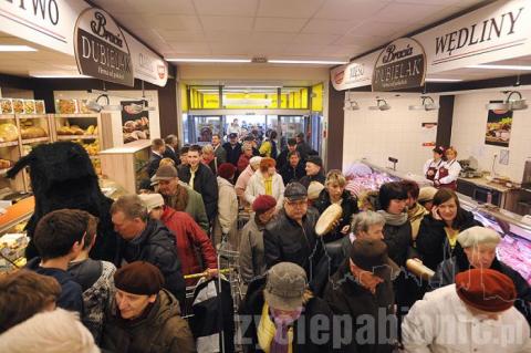 Sklep Netto został otwarty w czwartek (15.03) o godz. 8.00. Na pierwsze zakupy przyszło kilkaset osób.